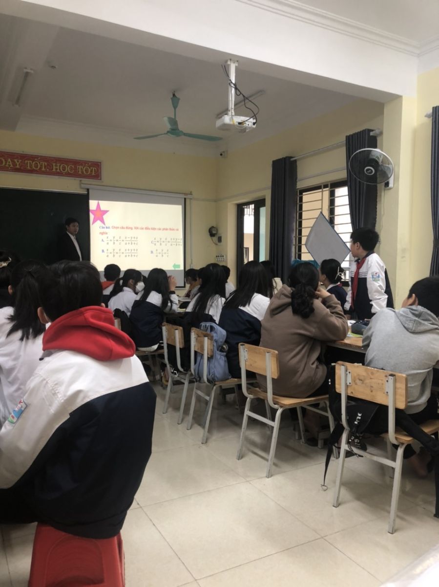 Thầy Nguyễn Đức Văn đang hướng dẫn học sinh tìm hiểu bài học